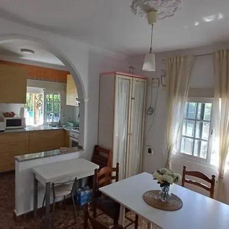 Con Piscina Privada Jardin Del Sol Solo Familias Y Parejas シャレー コニル・デ・ラ・フロンテラ
